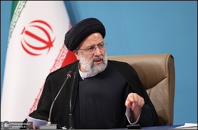 عباس عبدی:اینکه رئیسی می گوید به وعده هایش عمل کرده عجیب است!
