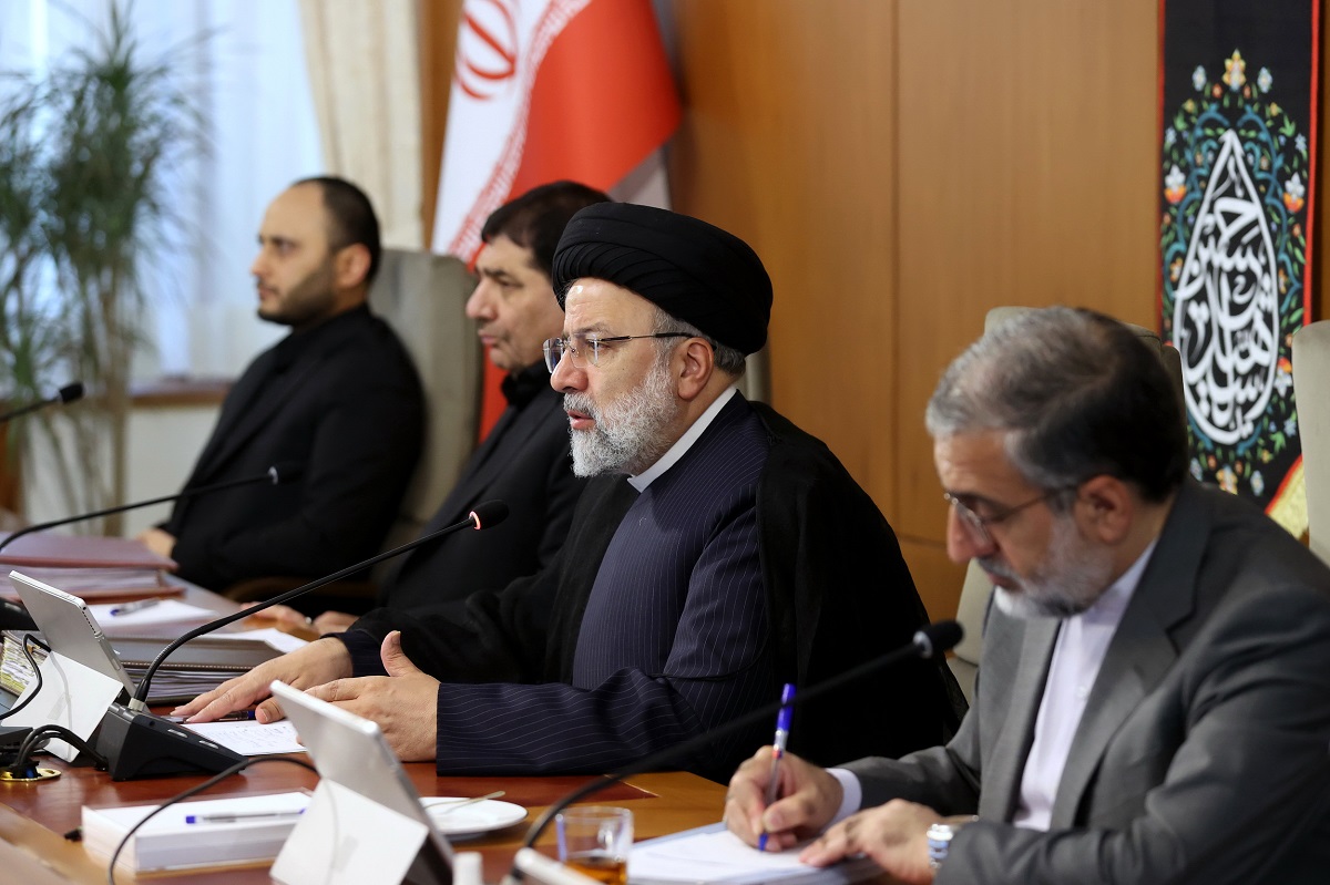 با دولتی روبرو هستیم که برنامه‌اش روزمرِگی است/ بخش زیادی از مردم به طبقه فقیر جامعه پیوسته اند