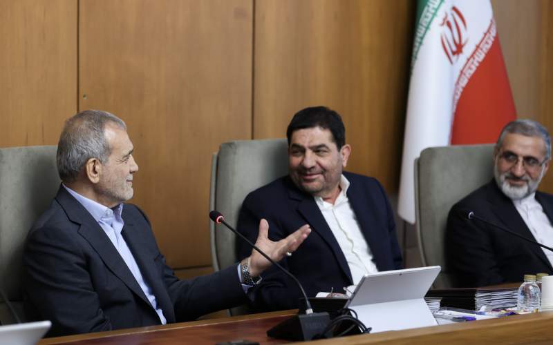 دولت گذشته به قدری اقتصاد را بهم ریخته که پدر جد دولت چهاردهم نمی‌تواند آن را جبران کند