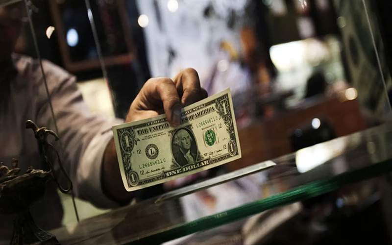 ۷۰ میلیارد دلار سرمایه در جیب مردم و دولت ناتوان در حفظ ارزش پول ملی