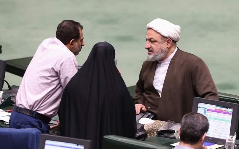 مجلس درگیر موضوعاتی است که نفع خاصی برای مردم ندارد