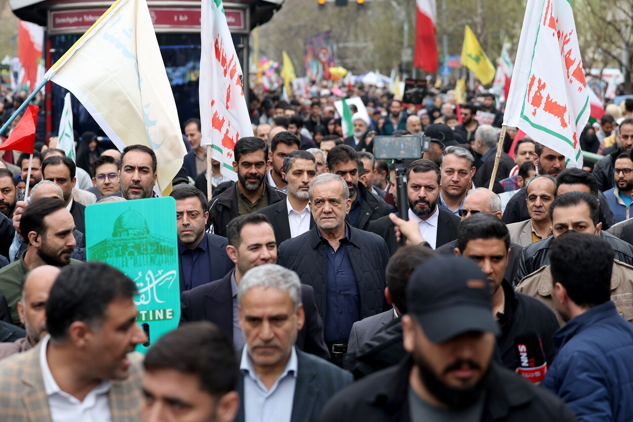 همراهی رئیسجمهور با راهپیمایان روز قدس تهران